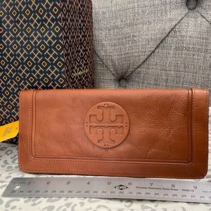 BNWT Tory Burch clutch. Dark caramel color